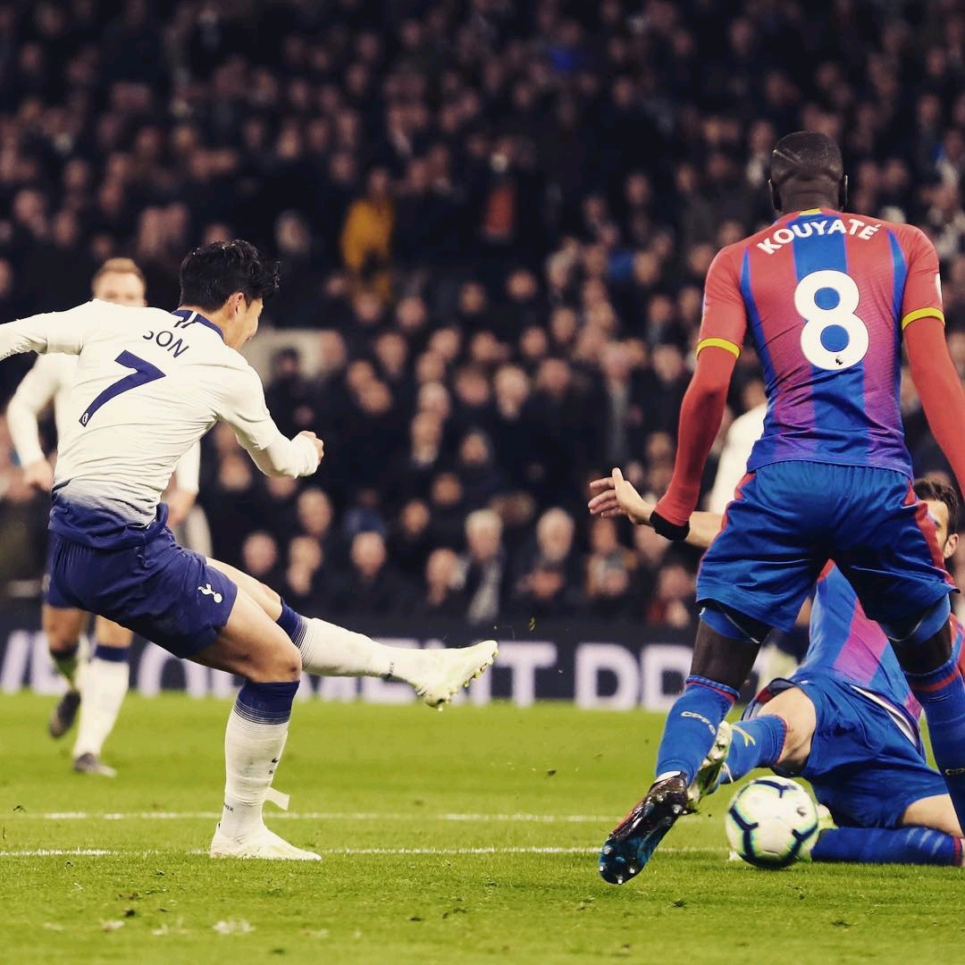 在球场上创 在球场上创