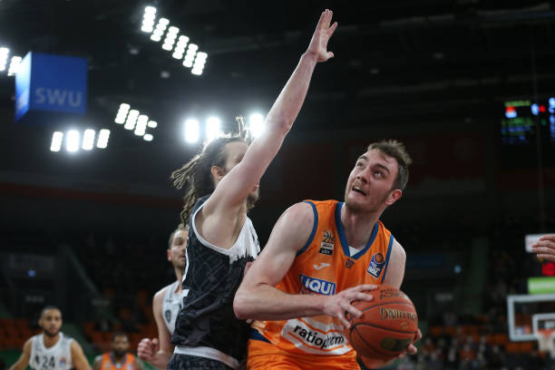 巅峰7000万欧！28岁阿图尔今晚战旧主巴萨 如今身价仅剩500万欧元.