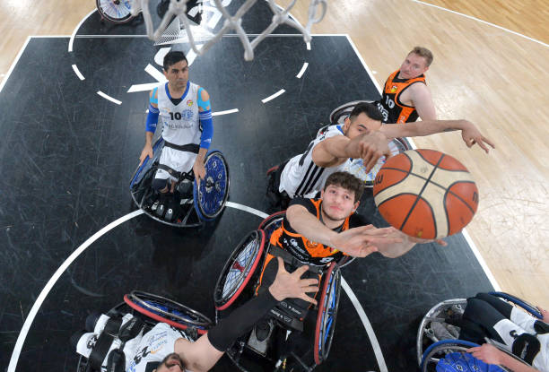 世体：特尔施特根预计将在四月底回归.